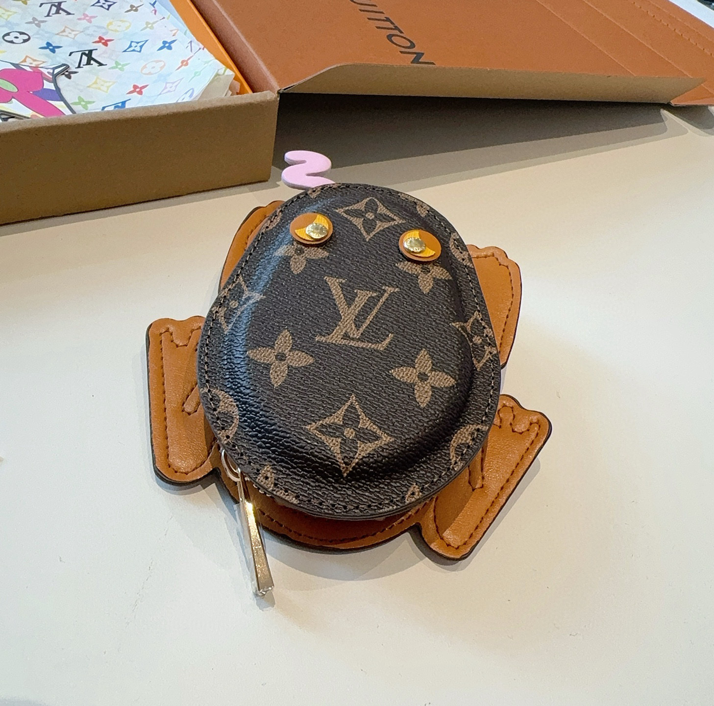    LV路易威登青蛙🐸耳机包 包包挂饰  可放口红💄蓝牙耳机 