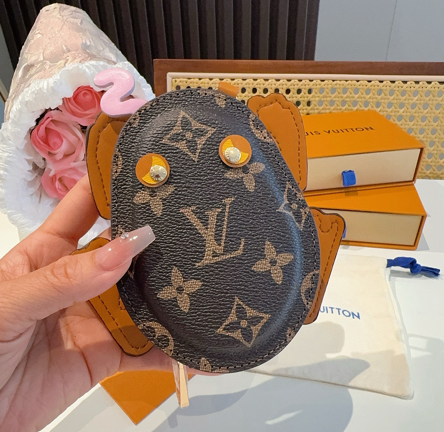    LV路易威登青蛙🐸耳机包 包包挂饰  可放口红💄蓝牙耳机 