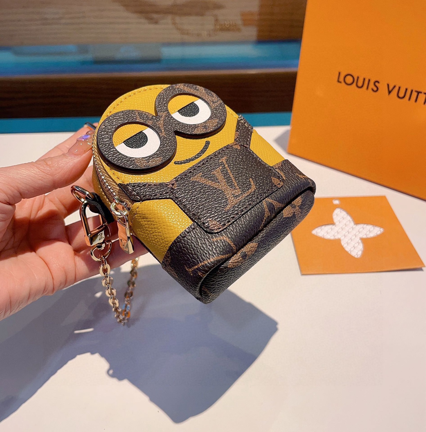 ❗原单货
☀ LOUIS VUITTON 小黄人链条斜挎小包，mini包包 可装银行卡💄蓝牙耳机…钥匙扣