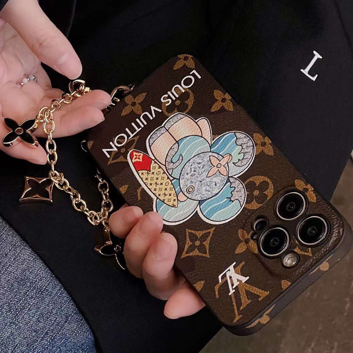 单壳, 需要手提链条备注另加20 🌟LV手机壳 精孔围边皮质手机壳 可搭配链条手提🤎🖤🤍
型号:为了不出
