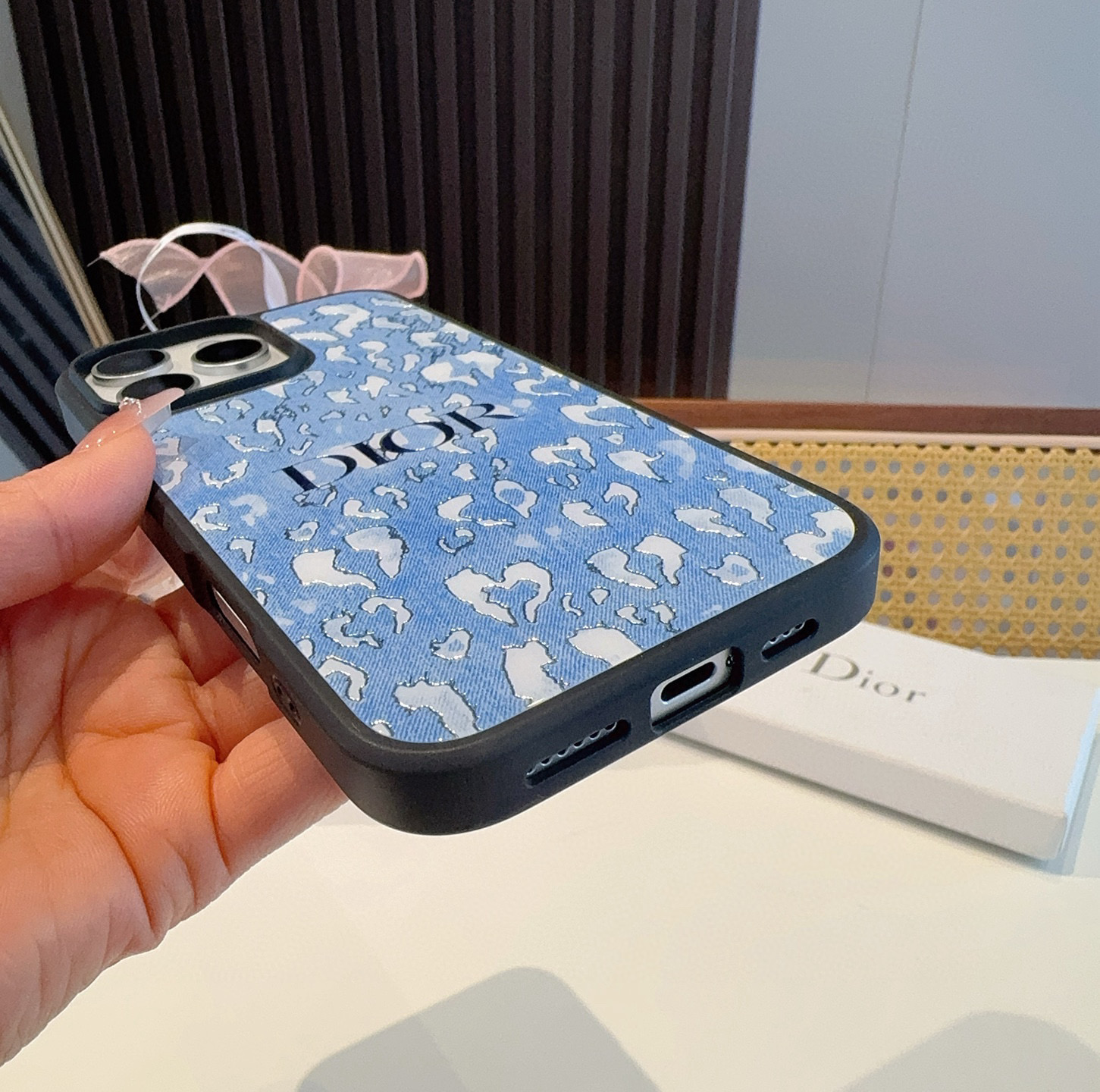  。 Dior迪奥新品手机壳 牛仔蓝新工艺鎏金工艺玻璃壳
烟花 电镀玻璃磁吸手机壳
型号：为了不出现报错