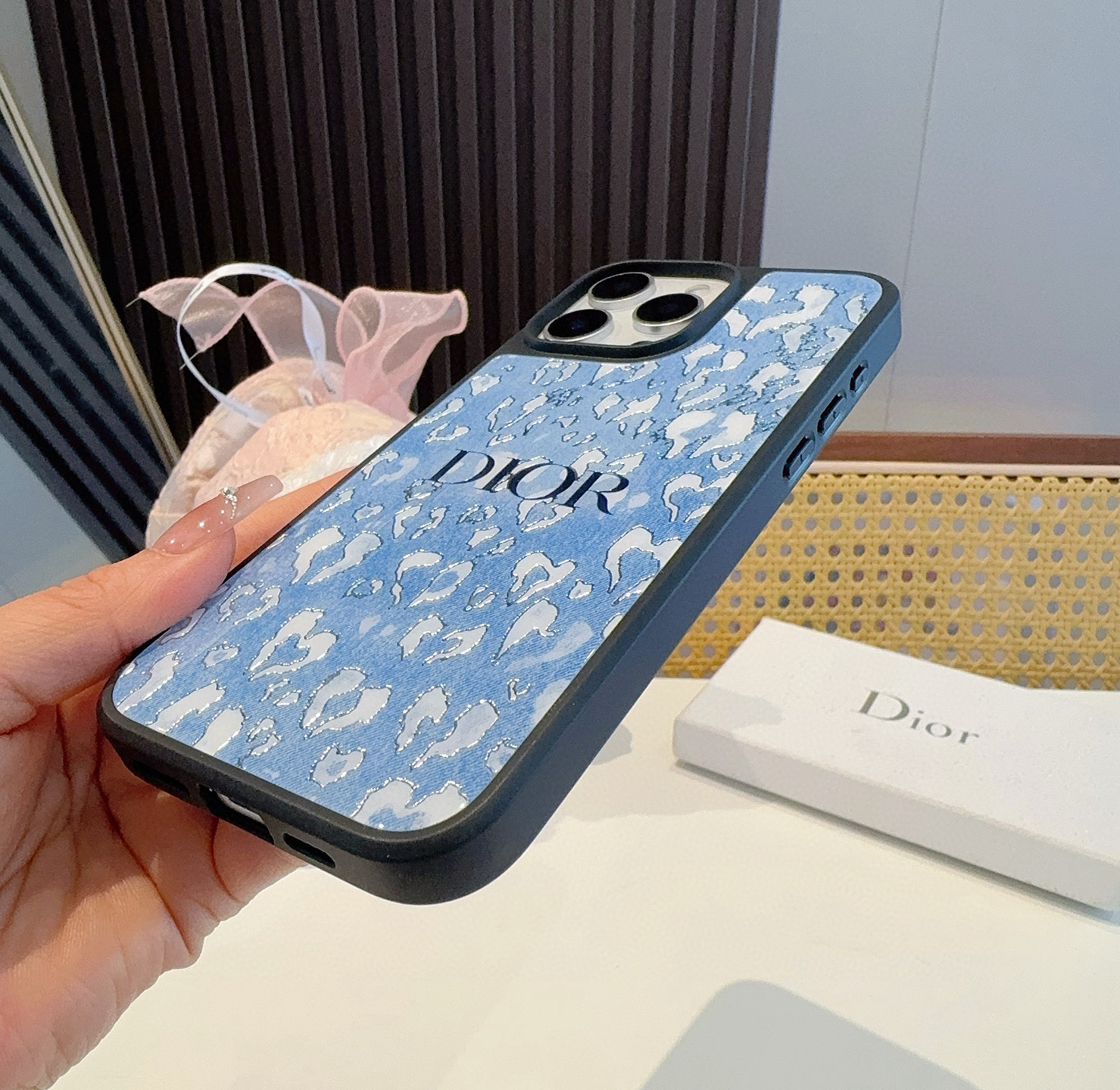 。 Dior迪奥新品手机壳 牛仔蓝新工艺鎏金工艺玻璃壳
烟花 电镀玻璃磁吸手机壳
型号：为了不出现报错