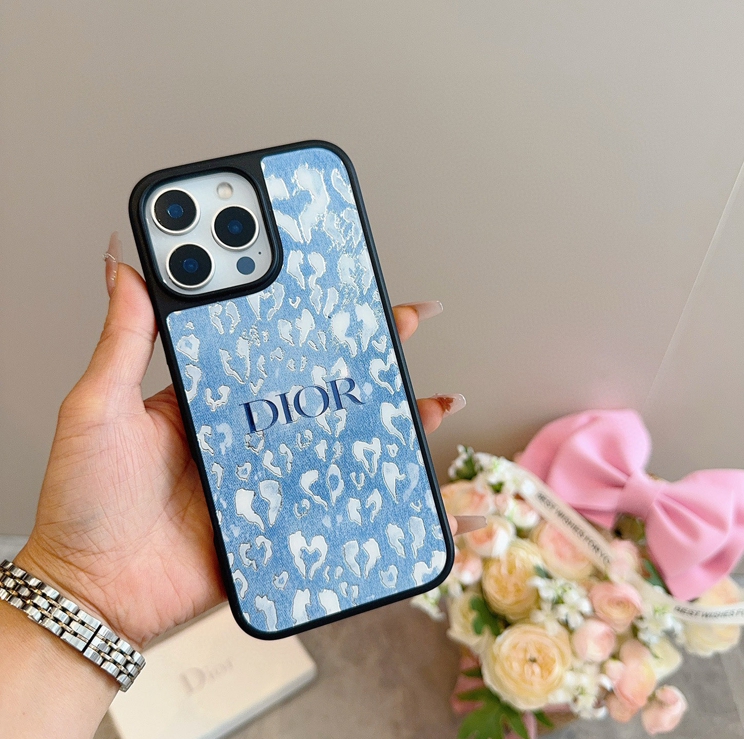  。 Dior迪奥新品手机壳 牛仔蓝新工艺鎏金工艺玻璃壳
烟花 电镀玻璃磁吸手机壳
型号：为了不出现报错
