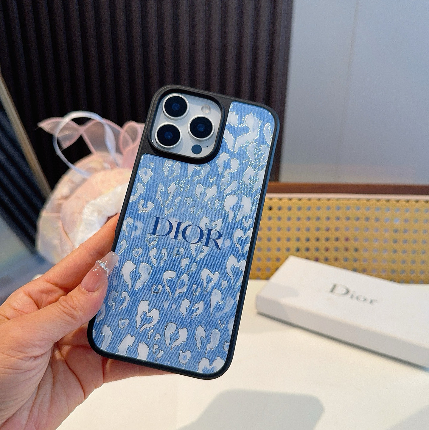  。 Dior迪奥新品手机壳 牛仔蓝新工艺鎏金工艺玻璃壳
烟花 电镀玻璃磁吸手机壳
型号：为了不出现报错