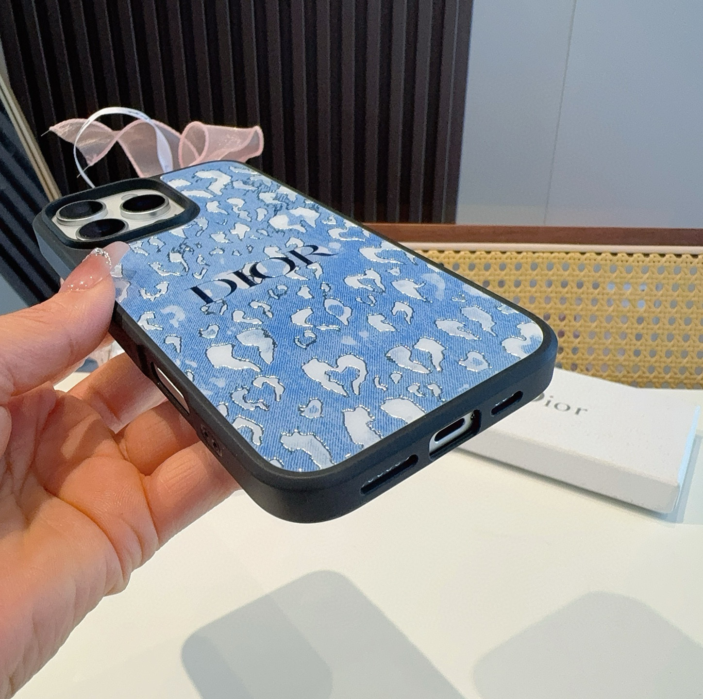  。 Dior迪奥新品手机壳 牛仔蓝新工艺鎏金工艺玻璃壳
烟花 电镀玻璃磁吸手机壳
型号：为了不出现报错