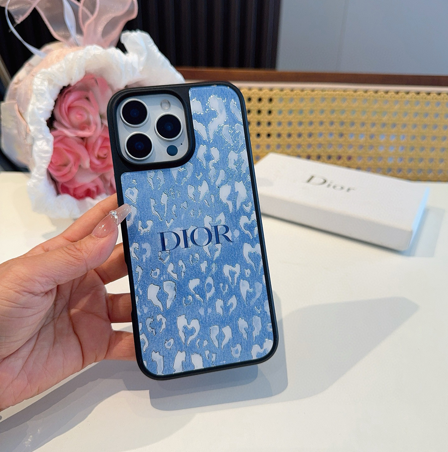  。 Dior迪奥新品手机壳 牛仔蓝新工艺鎏金工艺玻璃壳
烟花 电镀玻璃磁吸手机壳
型号：为了不出现报错
