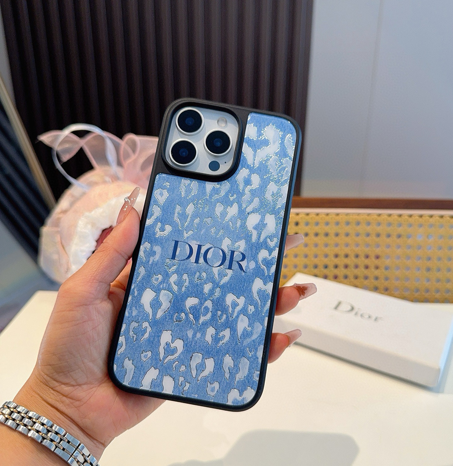 。 Dior迪奥新品手机壳 牛仔蓝新工艺鎏金工艺玻璃壳
烟花 电镀玻璃磁吸手机壳
型号：为了不出现报错