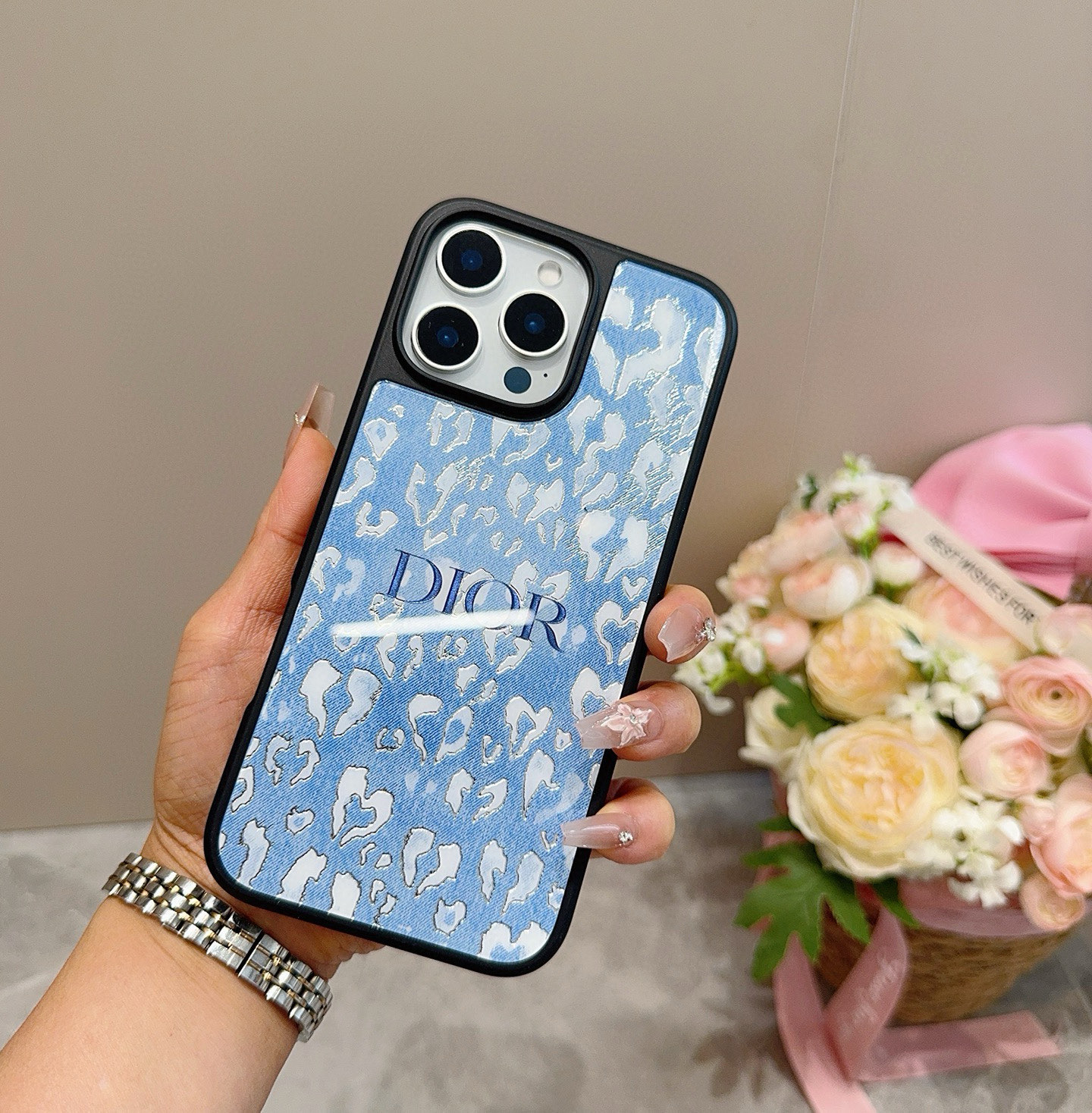  。 Dior迪奥新品手机壳 牛仔蓝新工艺鎏金工艺玻璃壳
烟花 电镀玻璃磁吸手机壳
型号：为了不出现报错