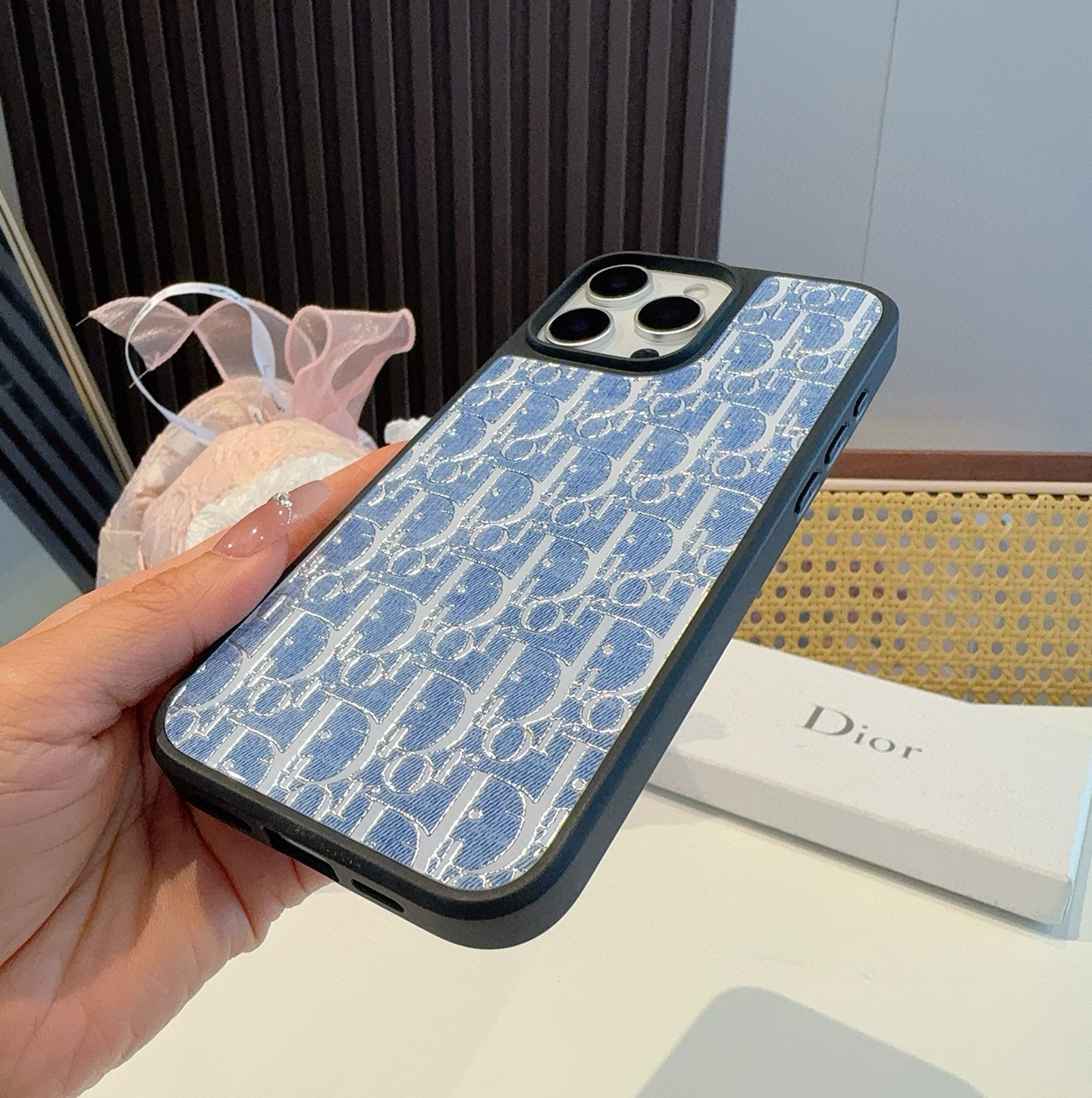  。 Dior迪奥新品手机壳 牛仔蓝新工艺鎏金工艺玻璃壳
烟花 电镀玻璃磁吸手机壳
型号：为了不出现报错