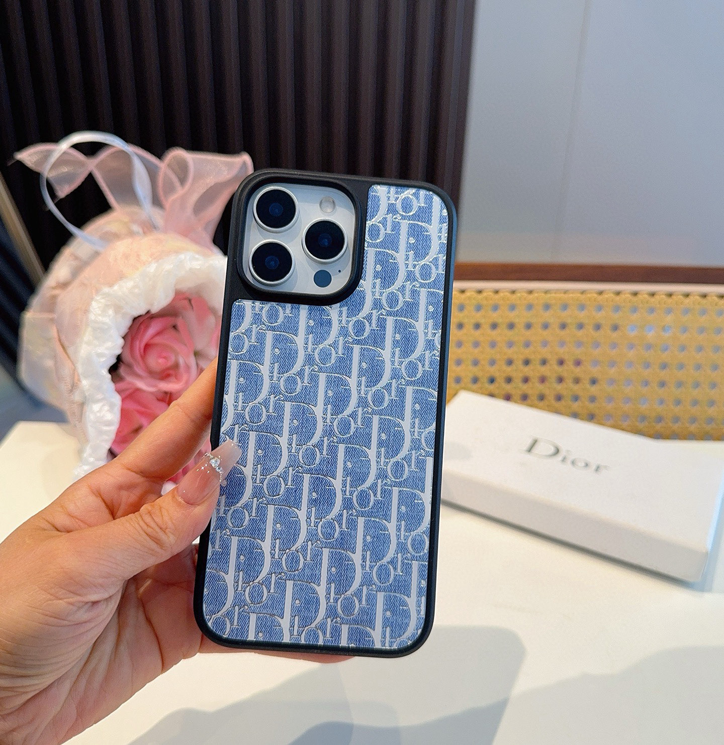  。 Dior迪奥新品手机壳 牛仔蓝新工艺鎏金工艺玻璃壳
烟花 电镀玻璃磁吸手机壳
型号：为了不出现报错
