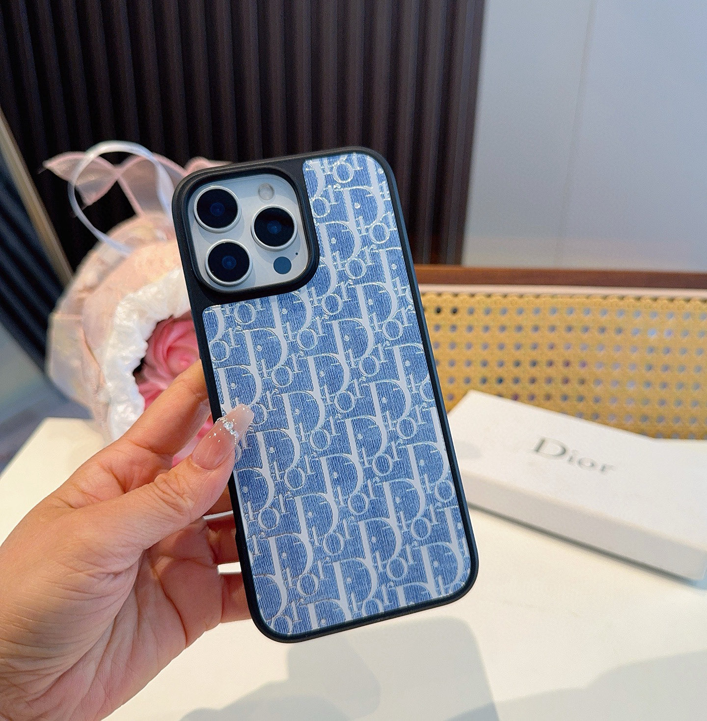  。 Dior迪奥新品手机壳 牛仔蓝新工艺鎏金工艺玻璃壳
烟花 电镀玻璃磁吸手机壳
型号：为了不出现报错