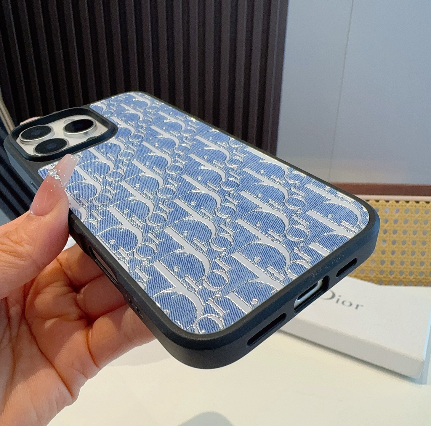  。 Dior迪奥新品手机壳 牛仔蓝新工艺鎏金工艺玻璃壳
烟花 电镀玻璃磁吸手机壳
型号：为了不出现报错
