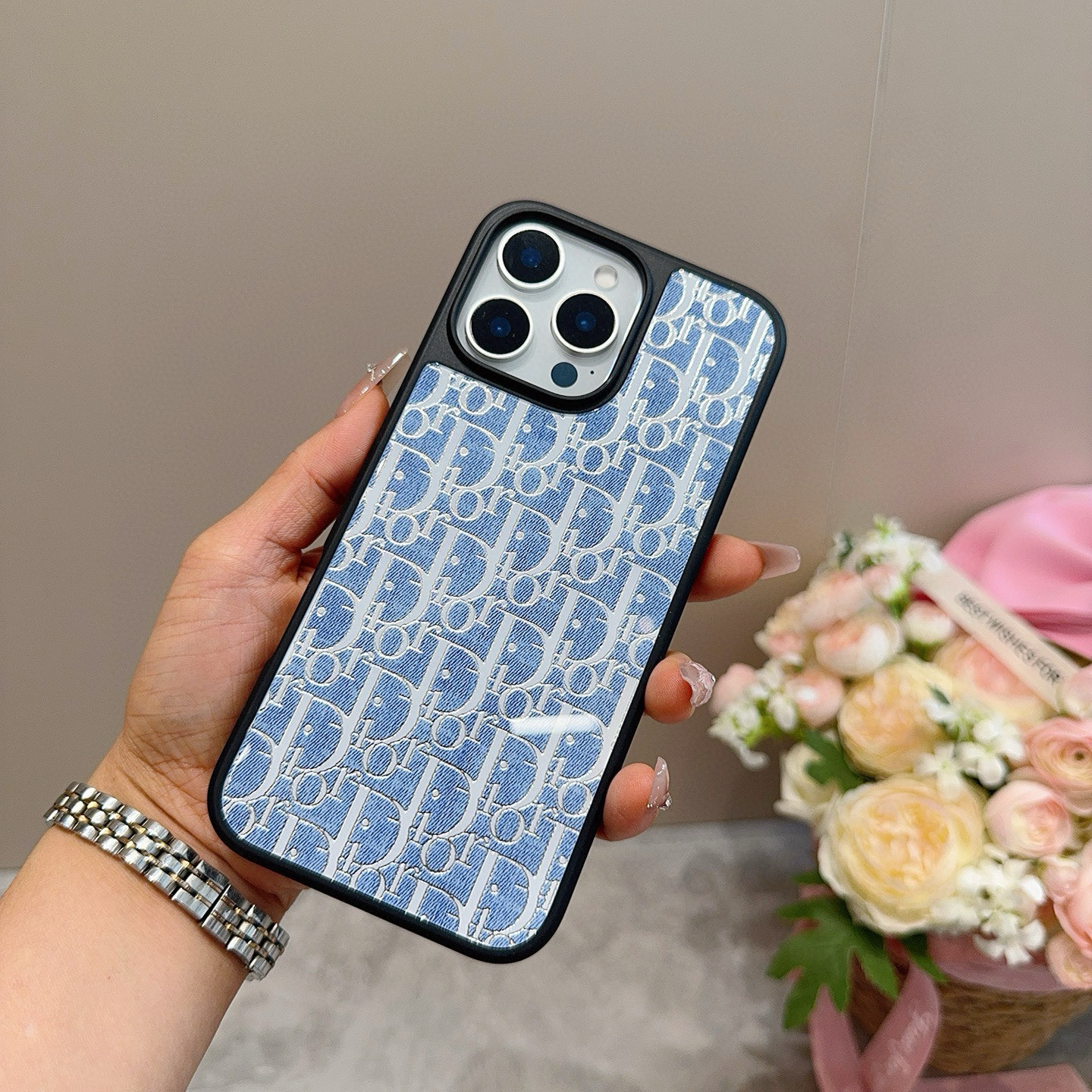  。 Dior迪奥新品手机壳 牛仔蓝新工艺鎏金工艺玻璃壳
烟花 电镀玻璃磁吸手机壳
型号：为了不出现报错