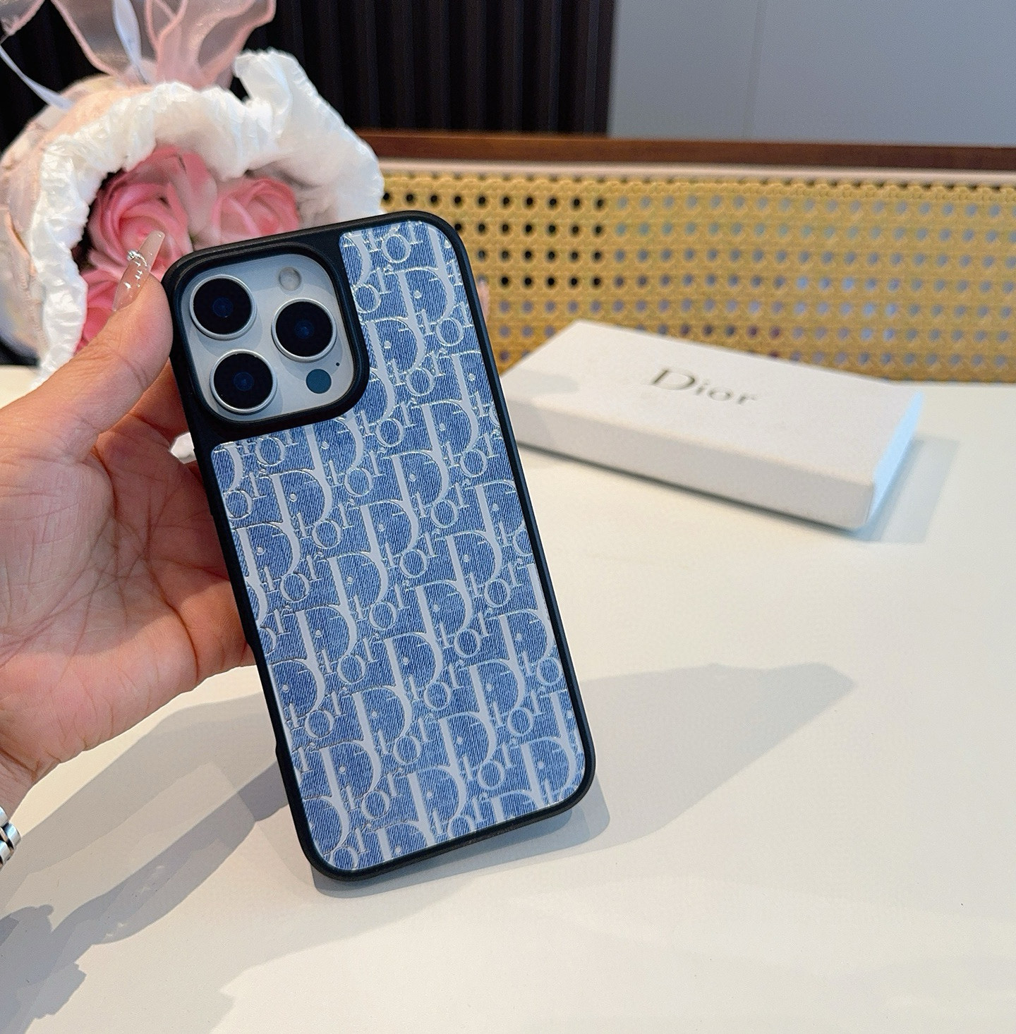  。 Dior迪奥新品手机壳 牛仔蓝新工艺鎏金工艺玻璃壳
烟花 电镀玻璃磁吸手机壳
型号：为了不出现报错