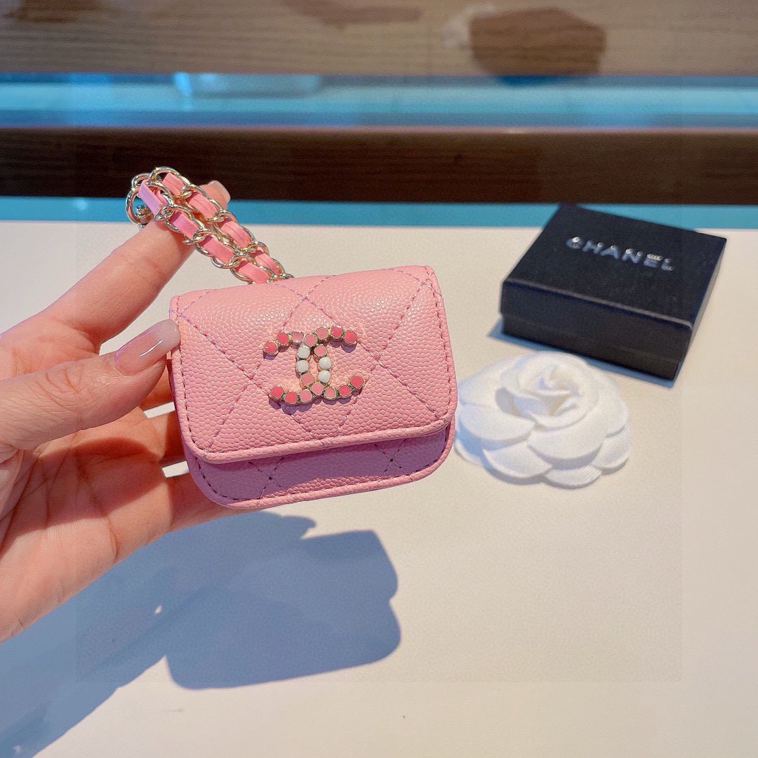 ❤️香奈儿CHANEL💥官网11耳机包 
采用原版鱼子酱荔枝纹皮料
珐琅Logo  时尚迷你包包，挂绳可