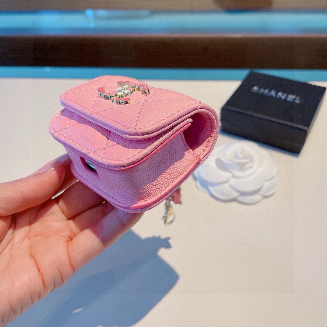 ❤️香奈儿CHANEL💥官网11耳机包 
采用原版鱼子酱荔枝纹皮料
珐琅Logo  时尚迷你包包，挂绳可