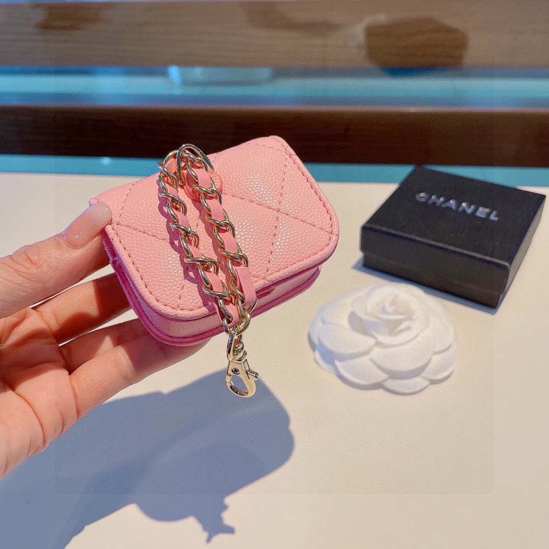 ❤️香奈儿CHANEL💥官网11耳机包 
采用原版鱼子酱荔枝纹皮料
珐琅Logo  时尚迷你包包，挂绳可