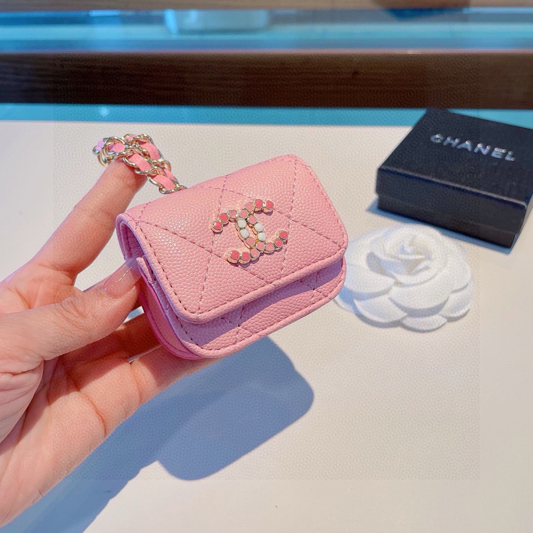 ❤️香奈儿CHANEL💥官网11耳机包 
采用原版鱼子酱荔枝纹皮料
珐琅Logo  时尚迷你包包，挂绳可