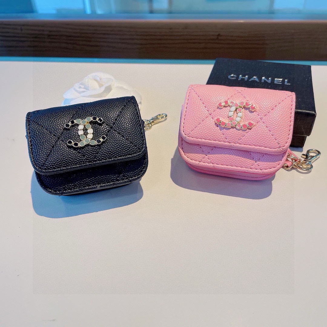 ❤️香奈儿CHANEL💥官网11耳机包 
采用原版鱼子酱荔枝纹皮料
珐琅Logo  时尚迷你包包，挂绳可