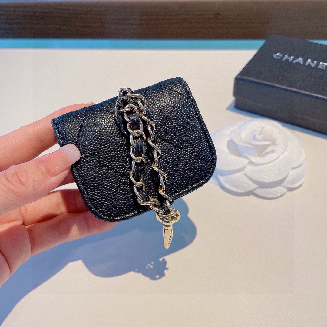 ❤️香奈儿CHANEL💥官网11耳机包 
采用原版鱼子酱荔枝纹皮料
珐琅Logo  时尚迷你包包，挂绳可