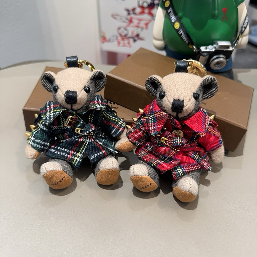  。Burberry代工厂小熊🐻挂饰，巴宝莉格子风衣熊 肩膀铆钉 钥匙扣包包挂件  温柔到心里🥰 
准备