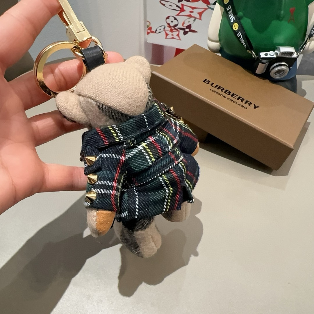  。Burberry代工厂小熊🐻挂饰，巴宝莉格子风衣熊 肩膀铆钉 钥匙扣包包挂件  温柔到心里🥰 
准备