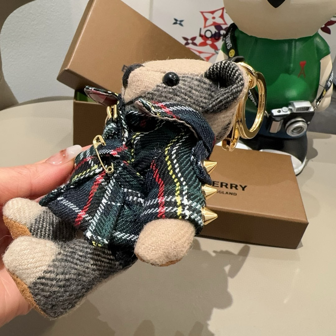  。Burberry代工厂小熊🐻挂饰，巴宝莉格子风衣熊 肩膀铆钉 钥匙扣包包挂件  温柔到心里🥰 
准备