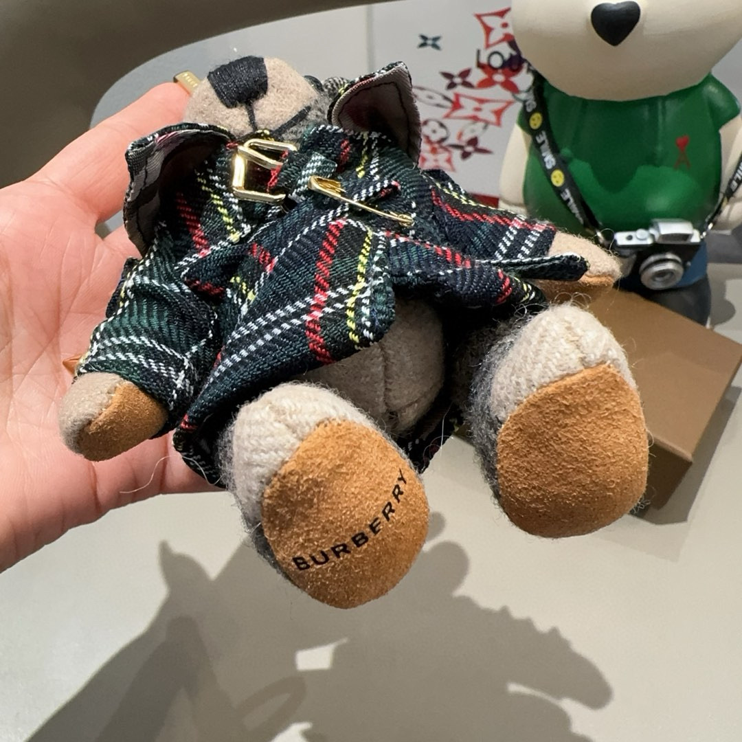  。Burberry代工厂小熊🐻挂饰，巴宝莉格子风衣熊 肩膀铆钉 钥匙扣包包挂件  温柔到心里🥰 
准备