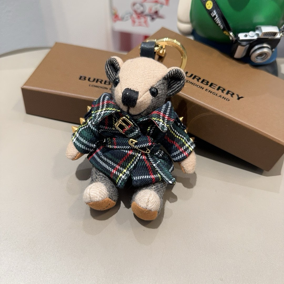  。Burberry代工厂小熊🐻挂饰，巴宝莉格子风衣熊 肩膀铆钉 钥匙扣包包挂件  温柔到心里🥰 
准备