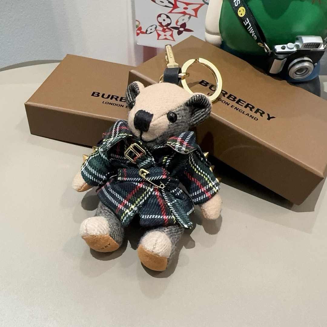  。Burberry代工厂小熊🐻挂饰，巴宝莉格子风衣熊 肩膀铆钉 钥匙扣包包挂件  温柔到心里🥰 
准备
