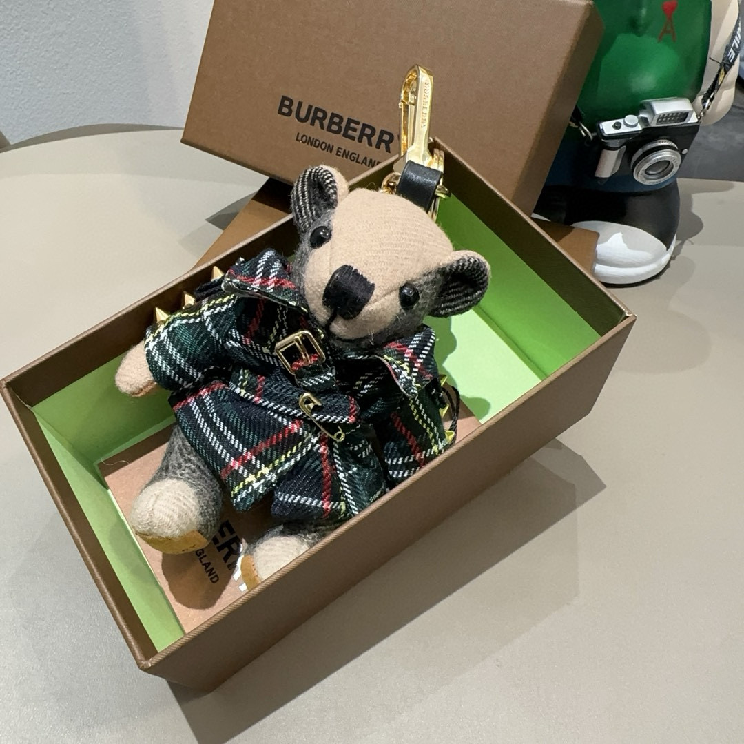  。Burberry代工厂小熊🐻挂饰，巴宝莉格子风衣熊 肩膀铆钉 钥匙扣包包挂件  温柔到心里🥰 
准备