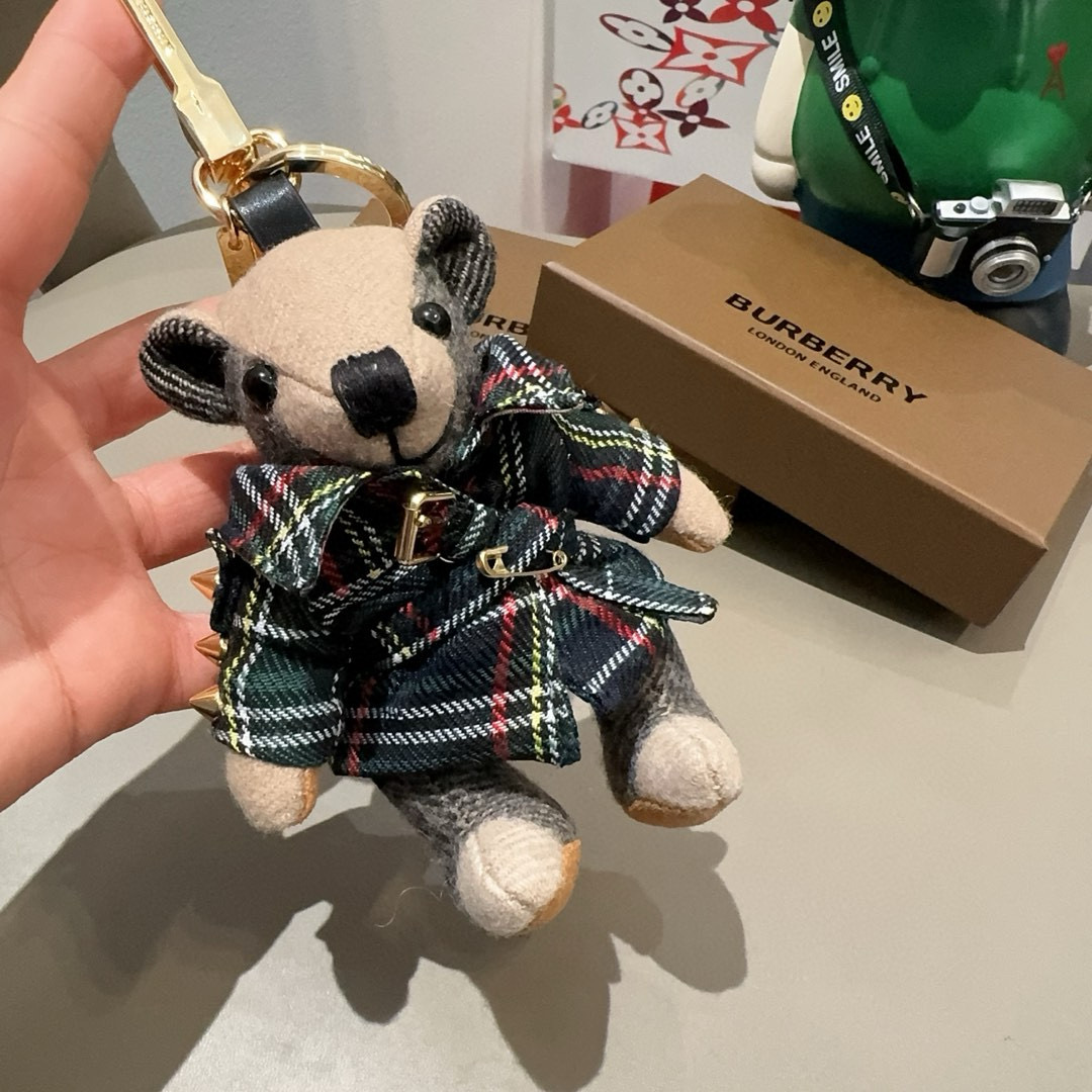  。Burberry代工厂小熊🐻挂饰，巴宝莉格子风衣熊 肩膀铆钉 钥匙扣包包挂件  温柔到心里🥰 
准备