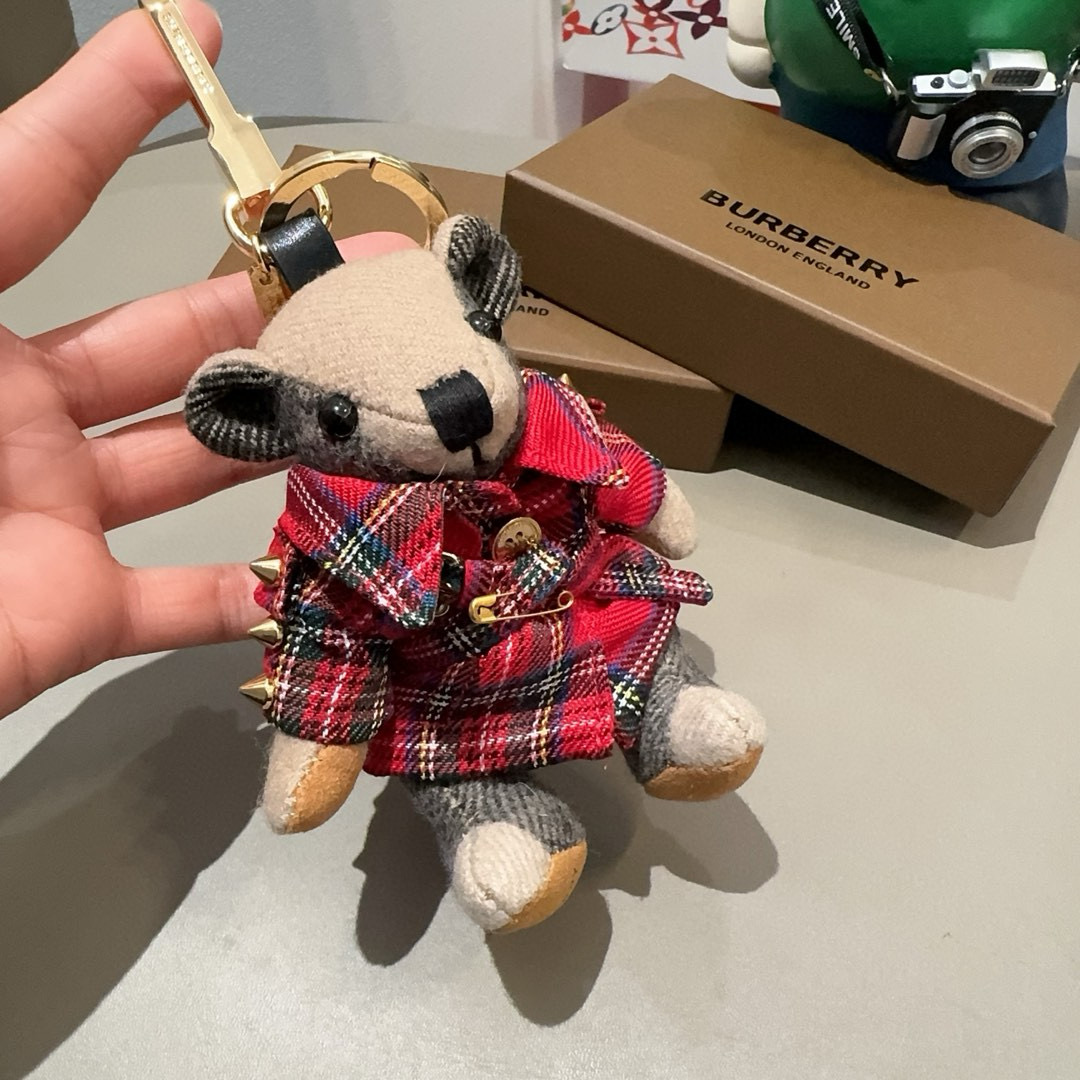  。Burberry代工厂小熊🐻挂饰，巴宝莉格子风衣熊 肩膀铆钉 钥匙扣包包挂件  温柔到心里🥰 
准备