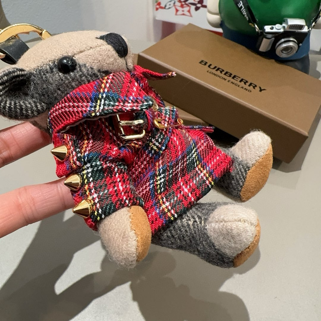  。Burberry代工厂小熊🐻挂饰，巴宝莉格子风衣熊 肩膀铆钉 钥匙扣包包挂件  温柔到心里🥰 
准备
