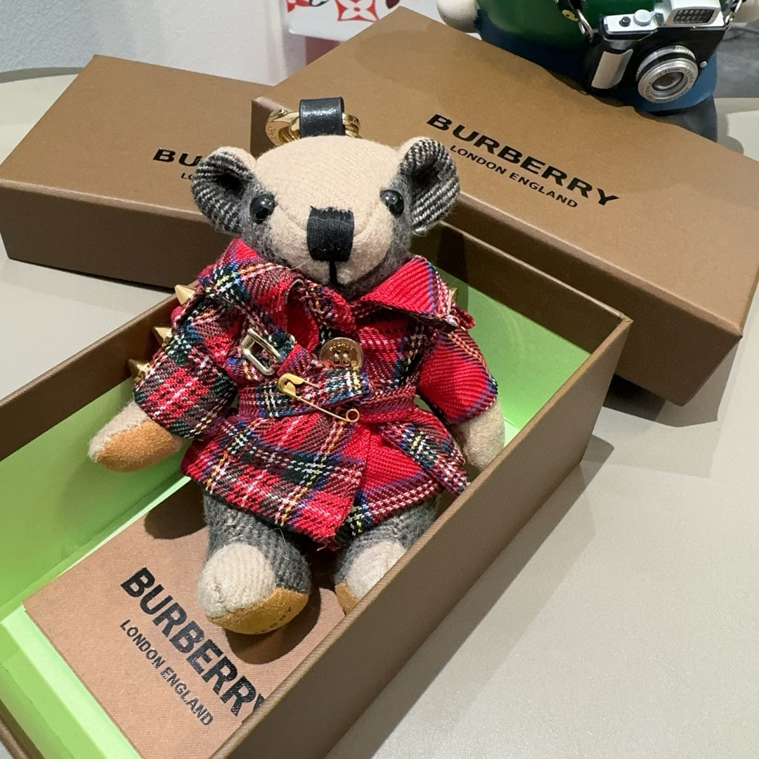  。Burberry代工厂小熊🐻挂饰，巴宝莉格子风衣熊 肩膀铆钉 钥匙扣包包挂件  温柔到心里🥰 
准备
