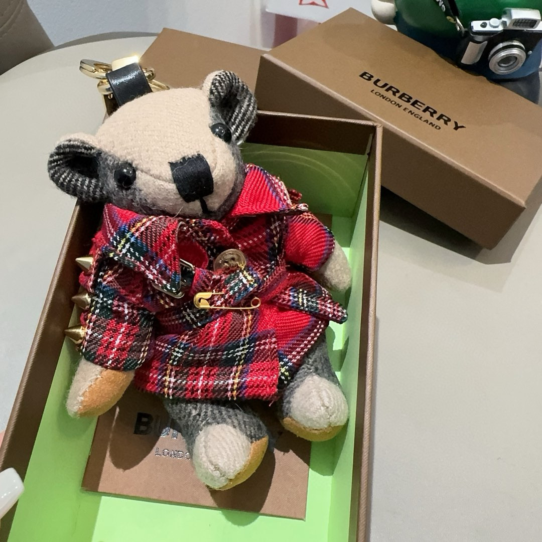  。Burberry代工厂小熊🐻挂饰，巴宝莉格子风衣熊 肩膀铆钉 钥匙扣包包挂件  温柔到心里🥰 
准备