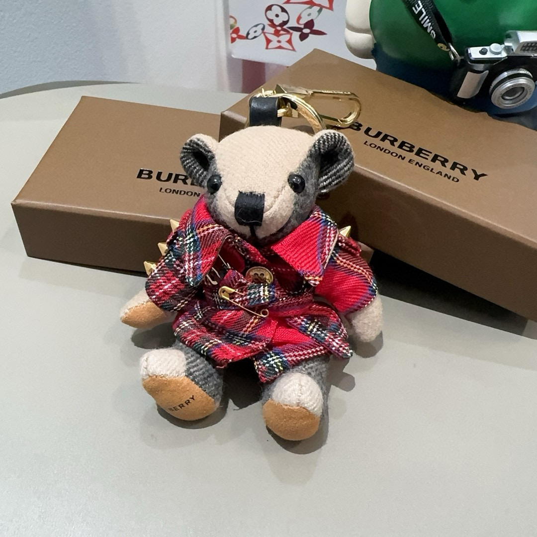  。Burberry代工厂小熊🐻挂饰，巴宝莉格子风衣熊 肩膀铆钉 钥匙扣包包挂件  温柔到心里🥰 
准备