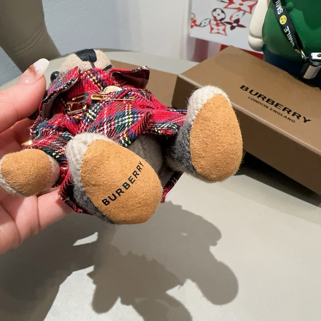  。Burberry代工厂小熊🐻挂饰，巴宝莉格子风衣熊 肩膀铆钉 钥匙扣包包挂件  温柔到心里🥰 
准备