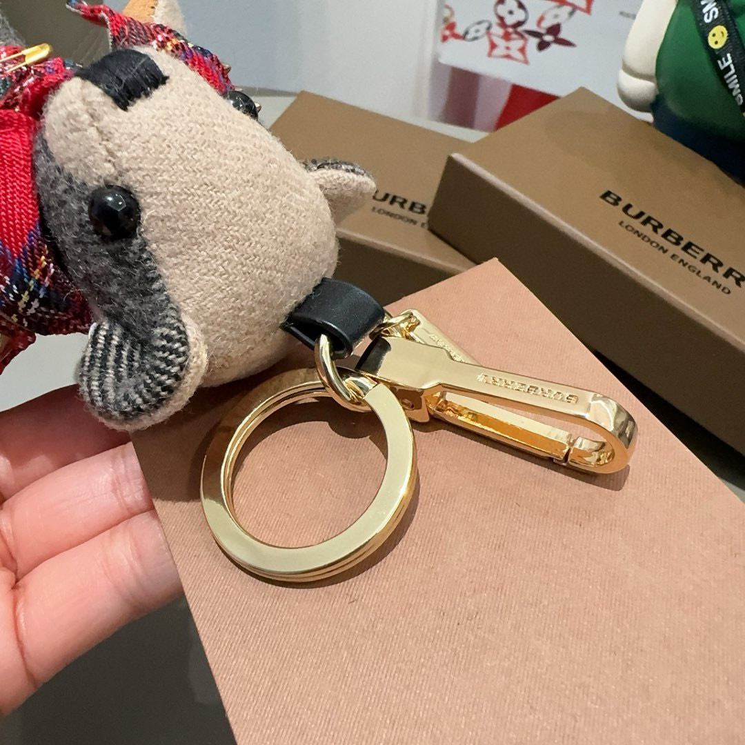  。Burberry代工厂小熊🐻挂饰，巴宝莉格子风衣熊 肩膀铆钉 钥匙扣包包挂件  温柔到心里🥰 
准备