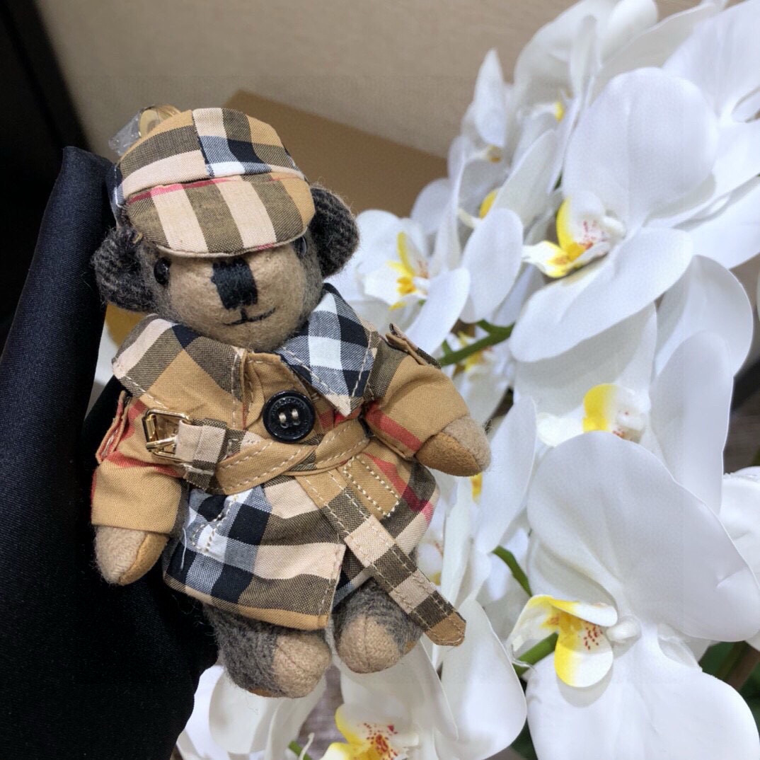  Burberry代工厂小熊🐻挂件，巴宝莉披丝巾泰迪熊钥匙扣挂件  温柔到心里🥰 
准备已久、精致自留 