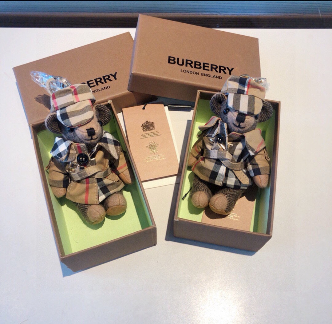  Burberry代工厂小熊🐻挂件，巴宝莉披丝巾泰迪熊钥匙扣挂件  温柔到心里🥰 
准备已久、精致自留 