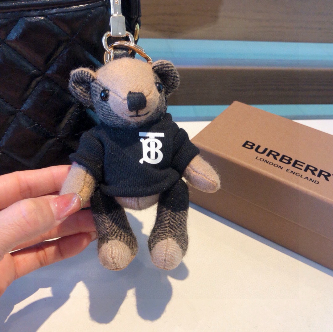  Burberry代工厂小熊🐻挂件，巴宝莉🐻卫衣泰迪熊钥匙扣挂件  温柔到心里🥰 
准备已久、精致自留 