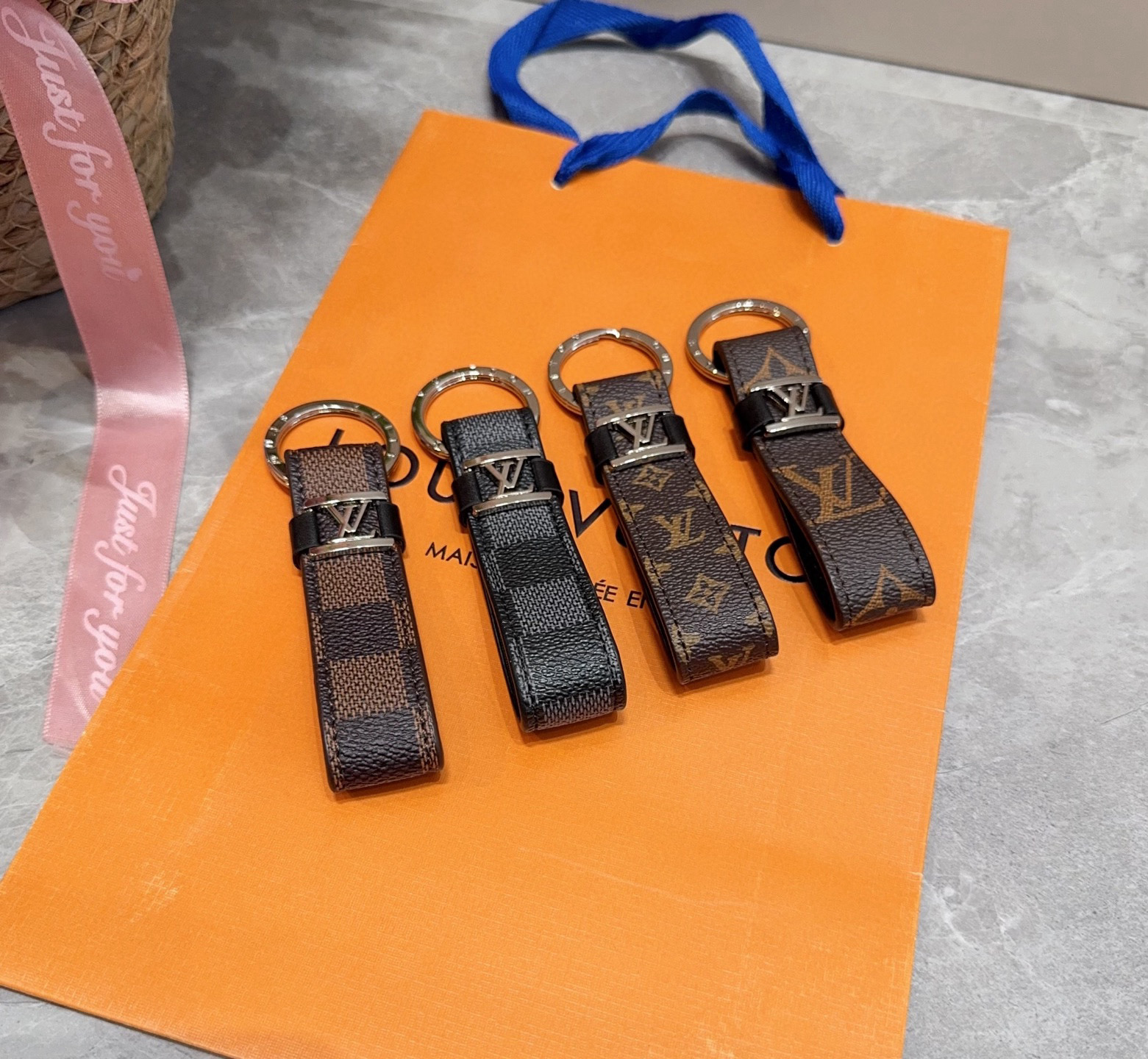  。 LOUIS VUITTON 官网款 LV皮绳钥匙扣  挂饰 车钥匙挂件 PU材质  原版logo 