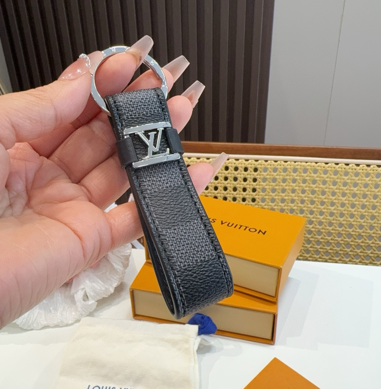  。 LOUIS VUITTON 官网款 LV皮绳钥匙扣  挂饰 车钥匙挂件 PU材质  原版logo 