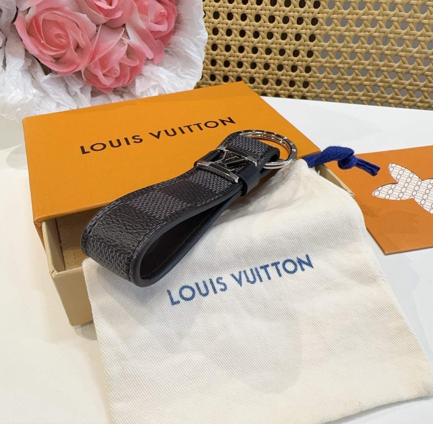  。 LOUIS VUITTON 官网款 LV皮绳钥匙扣  挂饰 车钥匙挂件 PU材质  原版logo 