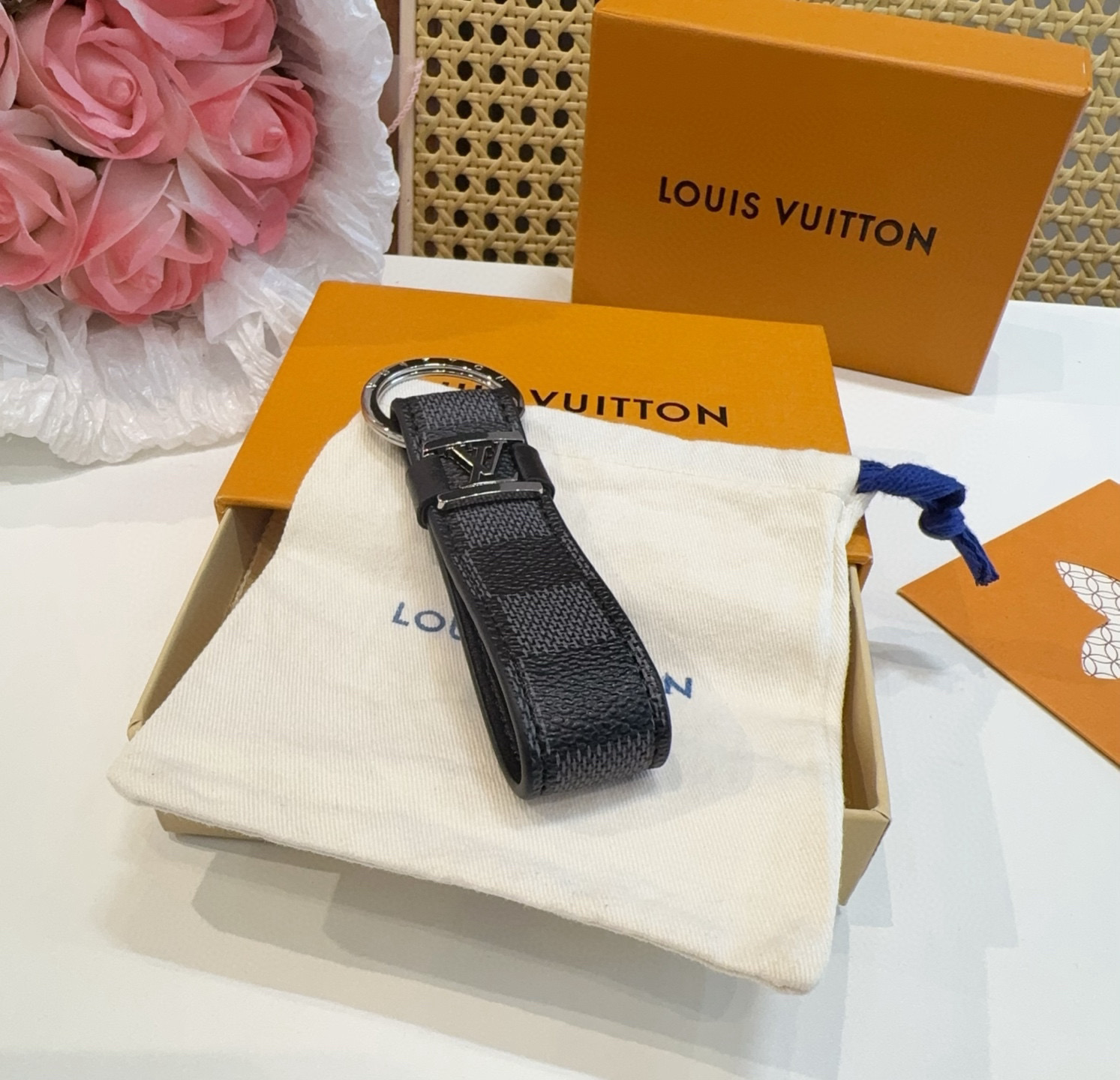  。 LOUIS VUITTON 官网款 LV皮绳钥匙扣  挂饰 车钥匙挂件 PU材质  原版logo 