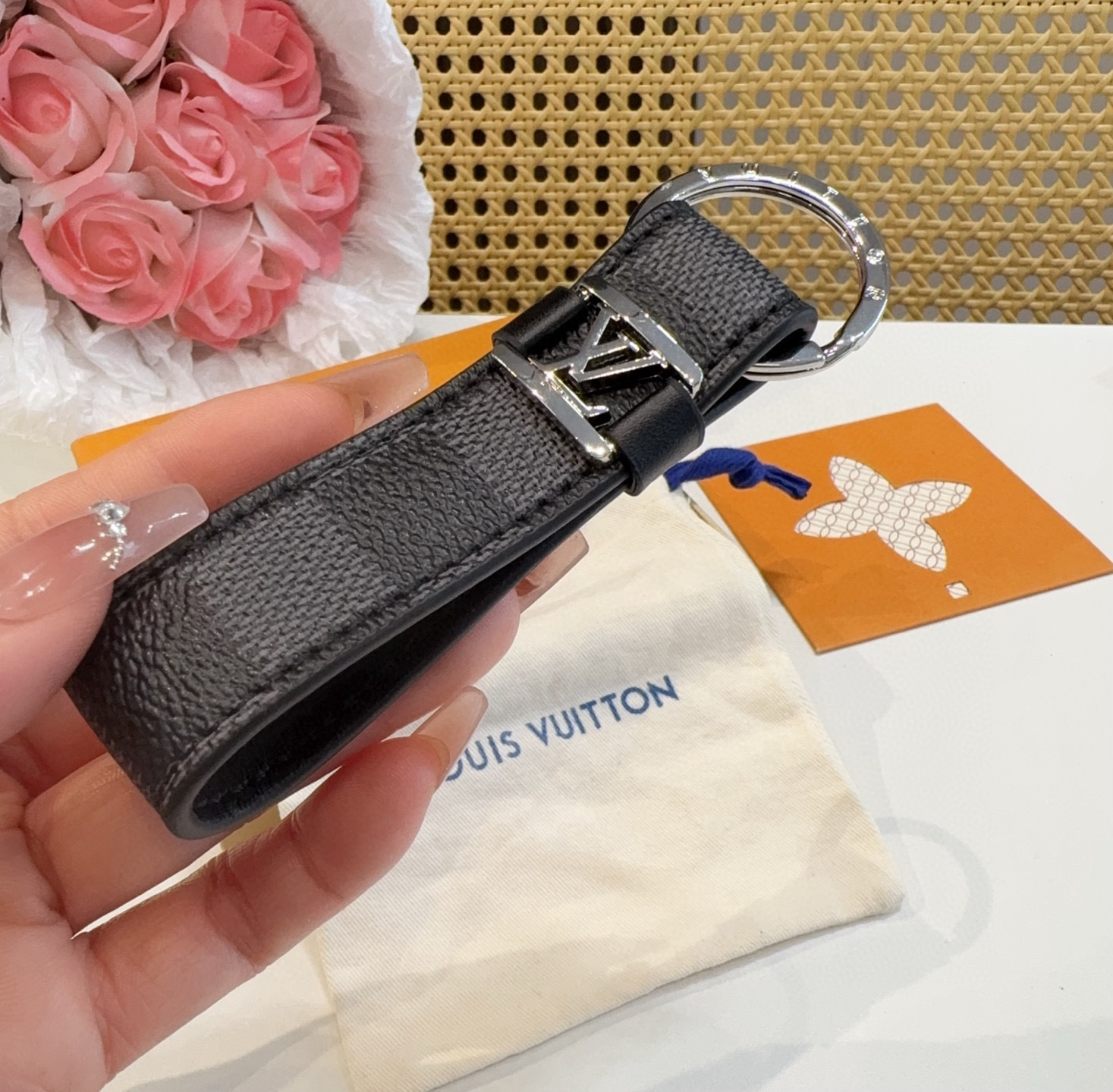  。 LOUIS VUITTON 官网款 LV皮绳钥匙扣  挂饰 车钥匙挂件 PU材质  原版logo 