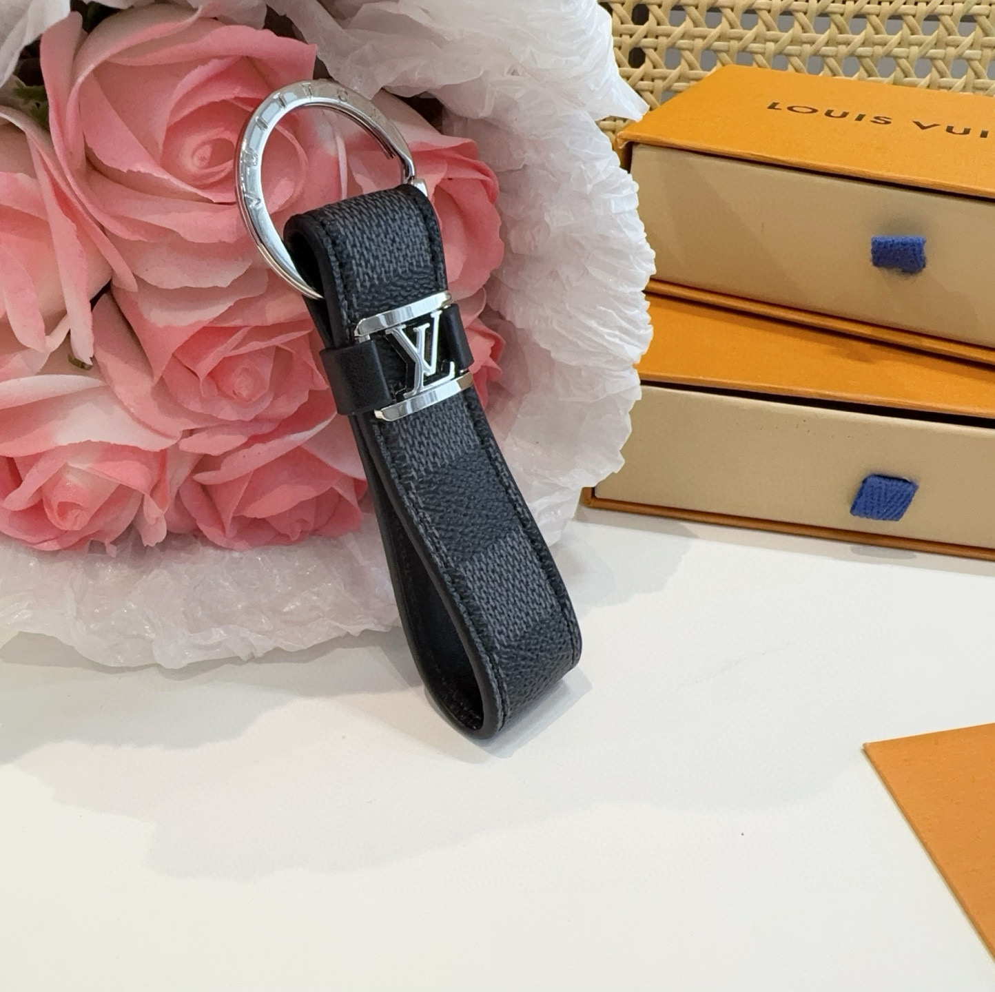  。 LOUIS VUITTON 官网款 LV皮绳钥匙扣  挂饰 车钥匙挂件 PU材质  原版logo 