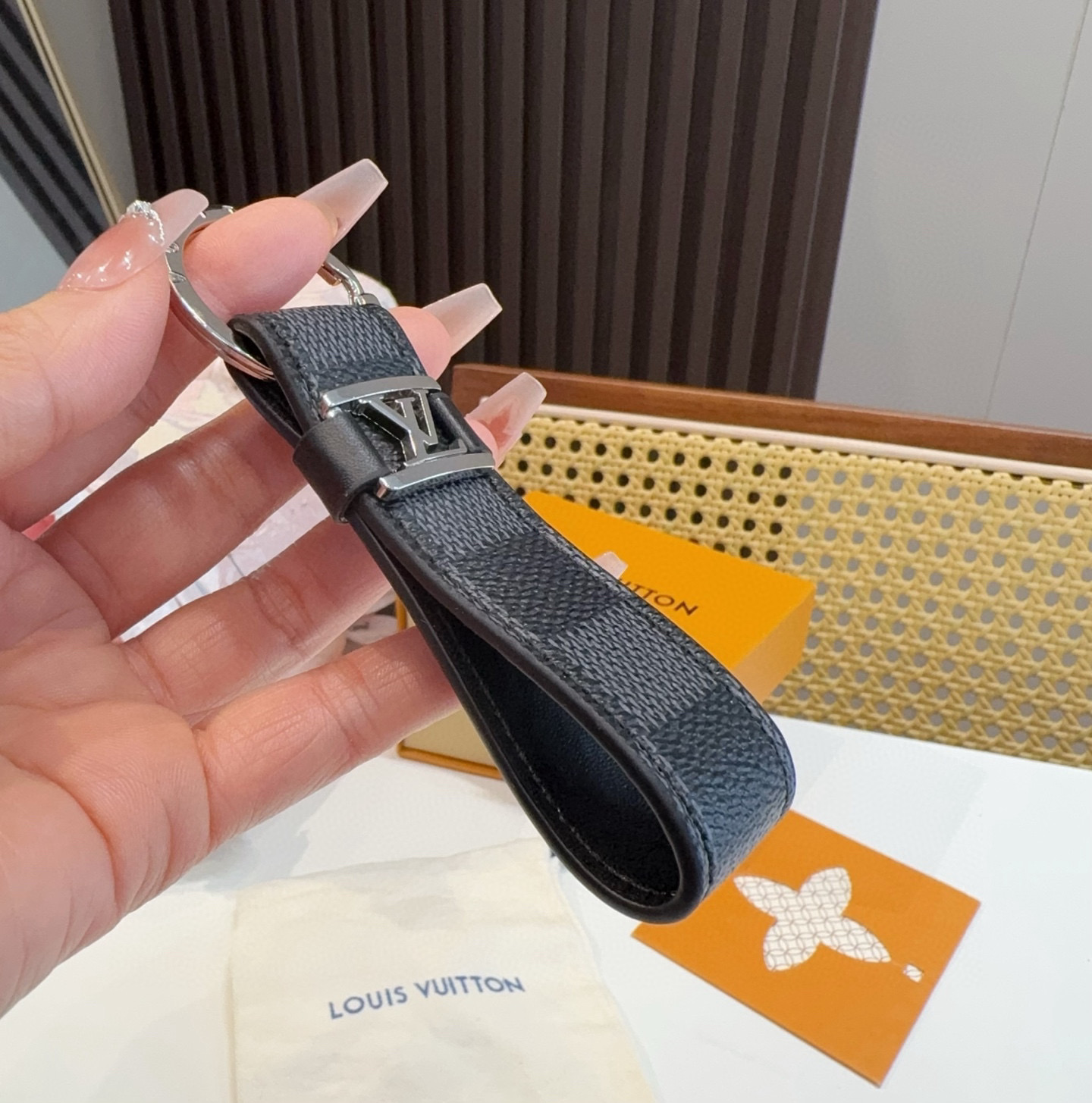  。 LOUIS VUITTON 官网款 LV皮绳钥匙扣  挂饰 车钥匙挂件 PU材质  原版logo 