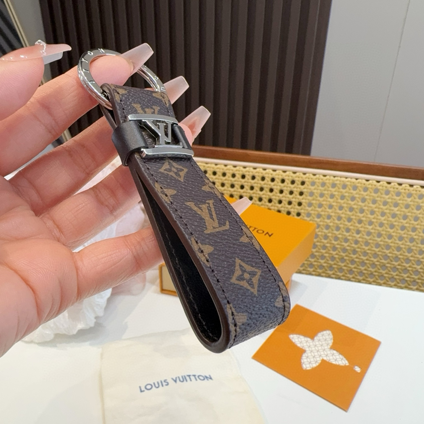  。 LOUIS VUITTON 官网款 LV皮绳钥匙扣  挂饰 车钥匙挂件 PU材质  原版logo 